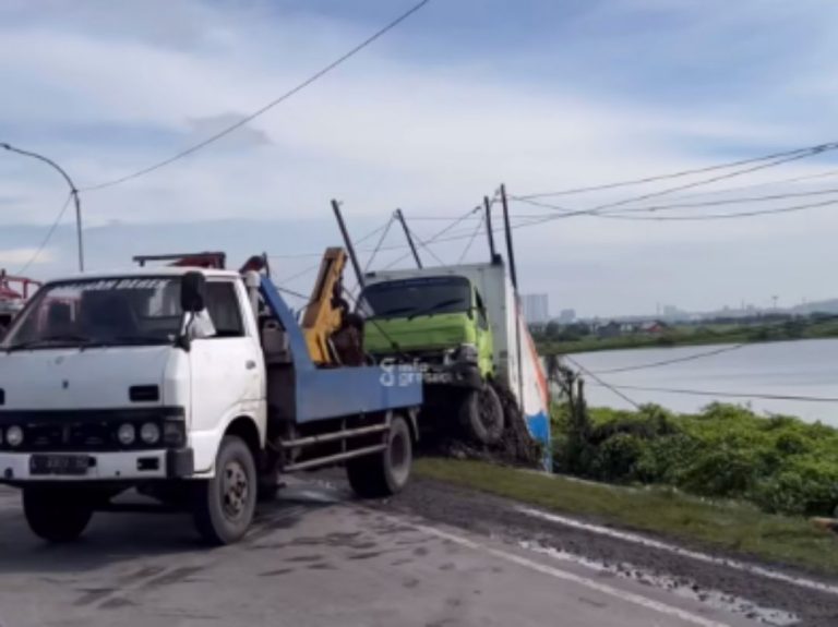 Proses evakuasi truk box yang nyebur di Kali Cerme. (Foto: Ist/Infogresik)