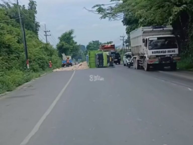Kondisi dumptruk yang mengalami kecelakaan di Jalan Raya Gunungsari Bungah. (Foto: Ist/Infogresik)