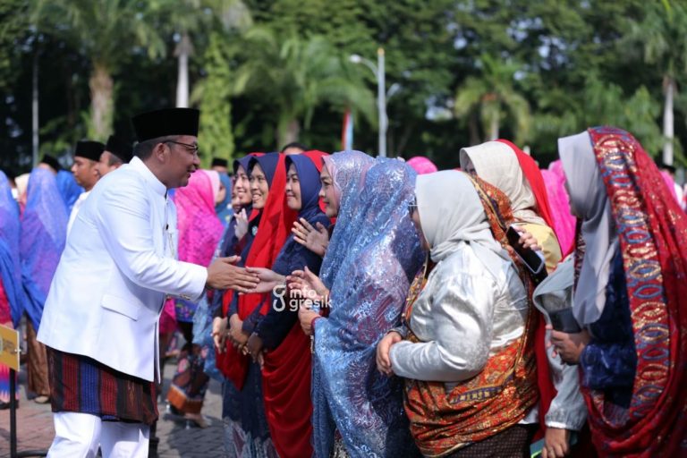 Wabup Gresik dr. Asluchul Alif saat berbincang dengan peserta Upacara. (Foto: Ist/Infogresik)