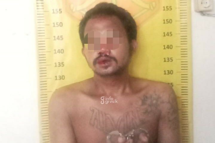 Terpergok Saat Mencuri Motor di Kebomas, Pria Bertato Jadi ‘Samsak Hidup’ Warga Terduga pelaku Curanmor M. Arfin saat diamankan di Polsek Kebomas. (Foto: Ist/Infogresik)