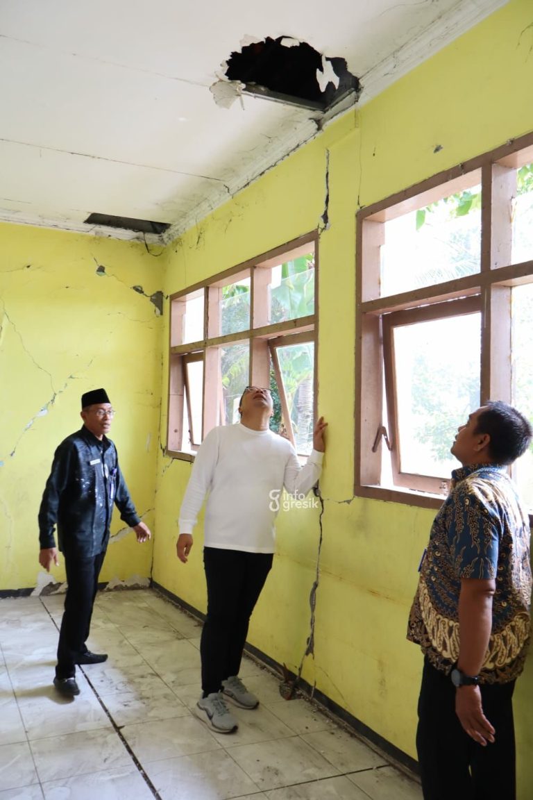 Hari Pertama Menjabat, Wabup Gresik dr. Alif Tancap Gas Cek Sekolah Rusak di Kedamean  Wabup Gresik dr. Asluchul Alif saat mengecek kondisi kerusakan plafon di SMPN 16 Kedamean. (Foto: Ist/Infogresik)
