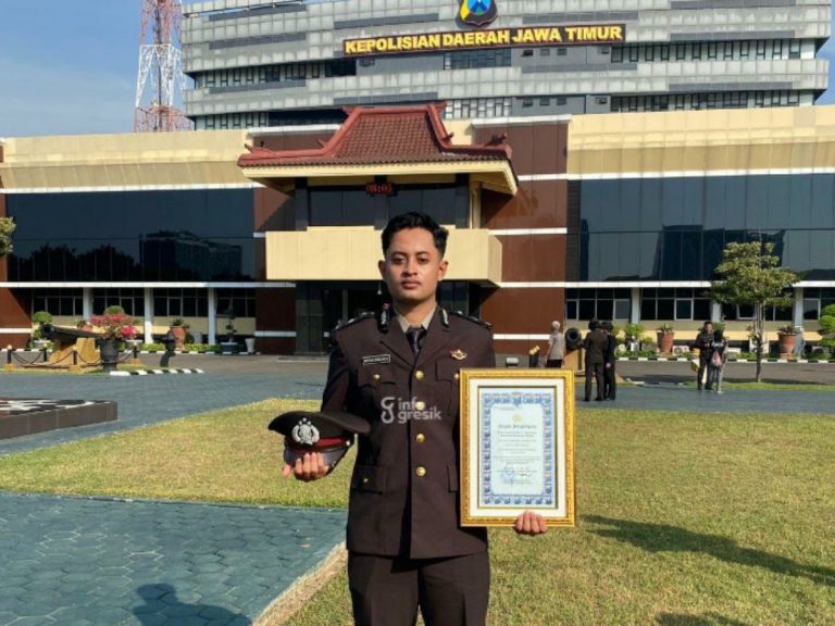 Lebih Dekat dengan Bripda Bintang Samudera, Anggota Polsek Sidayu Penuh Prestasi di Olahraga Taekwondo Anggota Polsek Sidayu Bripda Bintang Samudera saat menunjukan piagam penghargaan. (Foto: Ist/Infogresik)