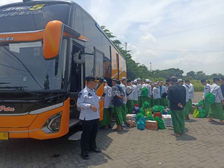 Pemkab Gresik Gratiskan Bus dan Diskon Tiket Kapal, Ratusan Santri asal Bawean Berbahagia  Para santri asal Pulau Bawean saat dijemput bus dari Dishub Gresik. (Foto: Ist/Infogresik)