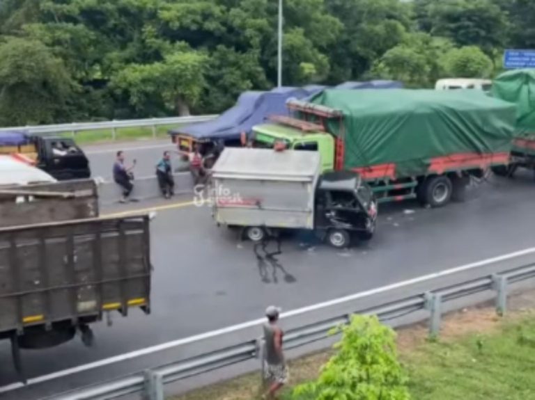 Kondisi mobil pik up box usai ditabrak truk gandeng yang dikemudikan Tri Sutrisno. (Foto: Ist/Infogresik)