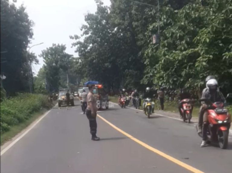 Dua Hari, 3 Orang Pengendara Sepeda Motor Tewas di Alas Panceng Petugas Polsek Panceng melakukan pengaturan lalu lintas saat evakuasi korban kecelakaan di Alas Panceng. (Foto: Ist/Infogresik)