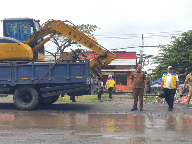 Wabup Gresik dr. Asluchul Alif saat sidak jalan rusak di Kapten Darmo Sugondo Kecamatan Gresik. (Foto: Khanif Rosidin/Infogresik)