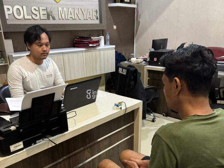 Petugas Polsek Manyar (baju putih) saat melakukan introgasi kepada pelaku pencurian DCC. (Foto: Ist/Infogresik)
