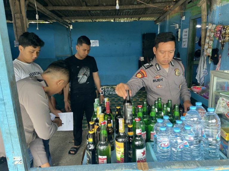 Jelang Ramadan, Polisi Berantas Peredaran Miras di Sejumlah Warung di Gresik Petugas Polres Gresik saat mengamankan miras di salah satu warung. (Foto: Ist/Infogresik)