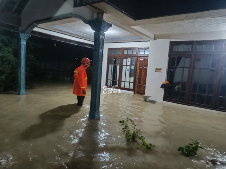 Kali Lamong Meluap, Puluhan Rumah dan Jalan di Desa Ngampel Balongpanggang Terendam Personil BPBD Gresik saat mengecek kondisi rumah warga di Desa Ngampel, Kecamatan Balongpanggang yang terendam banjir Kali Lamong. (Foto: Ist/Infogresik)