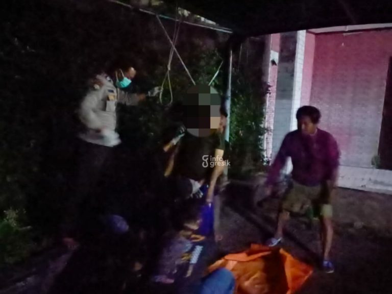 Anggota Polsek Gresik saat melakukan evakuasi korban didepan rumah kosong milik warga di Jalan Dr. Soetomo, Kelurahan Tlogo Patut, Kecamatan Gresik. (Foto: Ist/Infogresik)