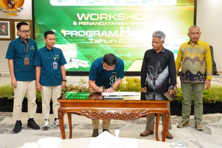 Terus Menebar Kebaikan, Petrokimia Gresik Tingkatkan Produktivitas dan Kesejahteraan Petani Lewat Program Makmur  DKU PG, Robby Setiabudi Madjid (tiga dari kiri) saat menandatangani Nota Kesepahaman Program Makmur 2025 di Gresik. (Foto: Ist/Infogresik)