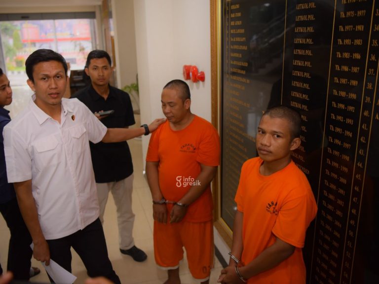 Kasus Pencurian dengan Modus Ganjal Mesin ATM, Kembali Berhasil Diungkap Polres Gresik Kasat Reskrim Polres Gresik AKP Abid Uais Al-Qarni (kiri) saat menayai dua pelaku ganjal ATM. (Foto: Ist/Infogresik)