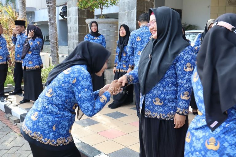 Wabup Gresik Aminatun Habibah saat berpamitan dengan ASN di Halaman Kantor Pemkab Gresik. (Foto: Ist/Infogresik)