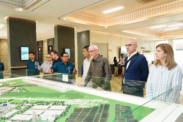 Siap Kerjasama dengan Negara EAEU, Petrokimia Gresik Terima Kunjungan Kemenlu  Direktur Utama PG, Dwi Satriyo Annurogo (empat dari kiri) bersama DUBES Eurasian Economic Union (EAEU) saat mengunjungi Exhibition Building Wisma Kebomas Petrokimia Gresik. (Foto: Ist/Infogresik)