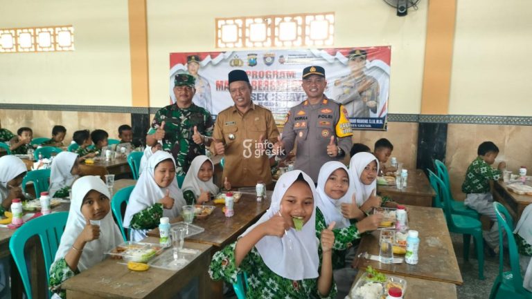 Tak Lelah Menebar Kebaikan, Polres Gresik Bagikan Ratusan MBG di MIS MINU Assyafiiyah Randuboto Sidayu Forkopimcam Sidayu saat menyaksikan para pelajar menikmati MBG di MIS MINU Assyafiiyah Randuboto dengan lahap. (Foto: Ist/Infogresik)