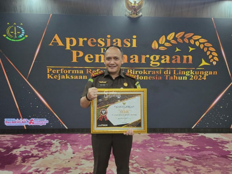 6 Tahun Menanti, Kejari Gresik Akhirnya Raih Penghargaan WBK dari KemenpanRB  Kajari Gresik, Nana Riana menunjukan piagam penghargaan dari KemenpanRB. (Foto: Ist/Infogresik)