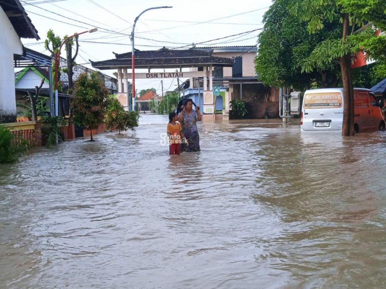 Warga terdampak banjir Kali Lamong di Dusun Tlatah, Desa Sekarputih, Kecamatan Balongpanggang. (Foto: Ist/Infogresik)