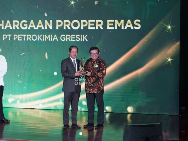 Direktur Utama PG, Dwi Satriyo Annurogo (kanan) menerima secara langsung Proper Emas dari Menteri Lingkungan Hidup (LH)Kepala Badan Pengendalian Lingkungan Hidup (BPLH), Hanif Faisol Nurofiq di Jakarta. (Foto: Ist/Infogresik)