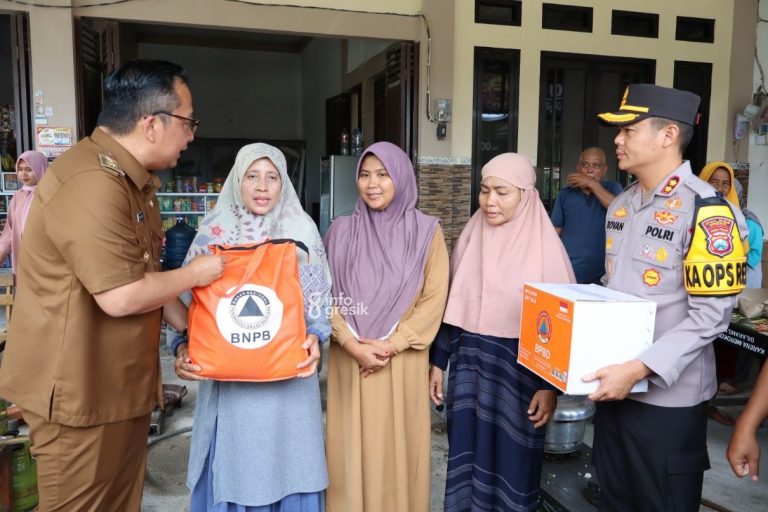 Kunjungi Korban Banjir, Wabup dr Alif Serahkan Bantuan dan Tinjau Dapur Umum Wabup Gresik dr. Asluchul Alif bersama Kapolres Gresik AKBP Rovan Mahenu saat menyerahkan bantuan ke warga terdampak banjir di Desa Sekarputih, Kecamatan Balongpanggang. (Foto: Ist/Infogresik)