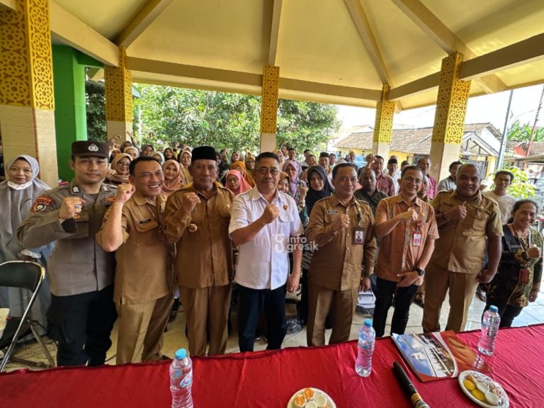Kepala Biro Hukum Setda Prov Jatim Adi Sarono, Kaur Penyuluhan Hukum Polda Jatim AKBP Moh. Mahmud, Asisten 1 Setda Kabupaten Gresik Suprapto, Kepala Bagian Hukum Setda Kabupaten Gresik Muhammad Rum Pramudya, Sekcam Sidayu Achmad Suudin, Kades Sidomulyo Muhammad Habib dan perwakilan Polsek Sidayu serta masyarakat saat penyuluhan hukum. (Foto: Khanif Rosidin/Infogresik)