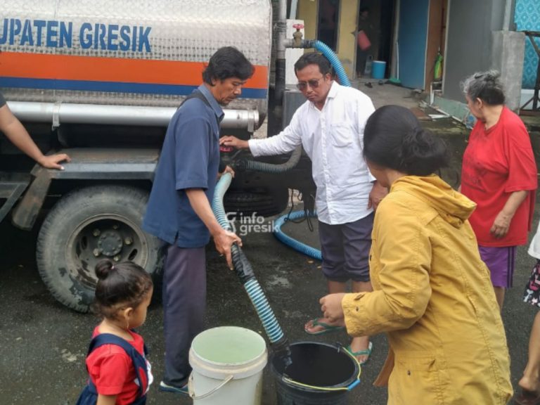 Proses pemberian bantuan air bersih untuk warga di Jalan Intan Perum KBD Driyorejo. (Foto: Ist/Infogresik)