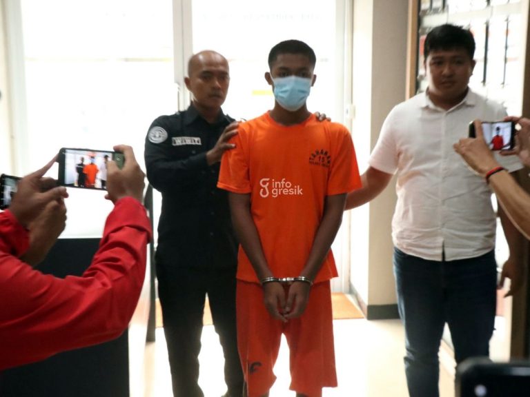 Tersangka Dude Herlino Sulitiyo saat digelandang di Mapolres Gresik. (Foto: Ist/Infogresik)