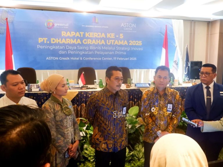 Erwin H. Poedjono SE selaku Direktur Utama PT. Dharma Graha Utama Grup didampingi Direksi dan GM Aston Gresik Paminta Nugraha serta GM Gressmall Erich Pramono Bangun saat memberikan keterangan. (Foto: Ist/Infogresik)