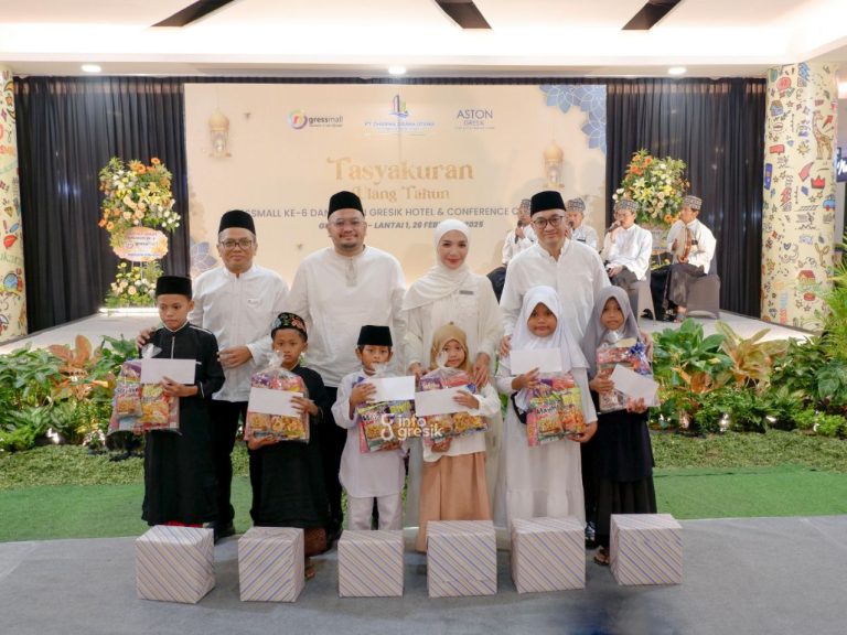 Penyerahan santunan dari PT Dharma Graha Utama kepada anak yatim piatu. (Foto: Ist/Infogresik)