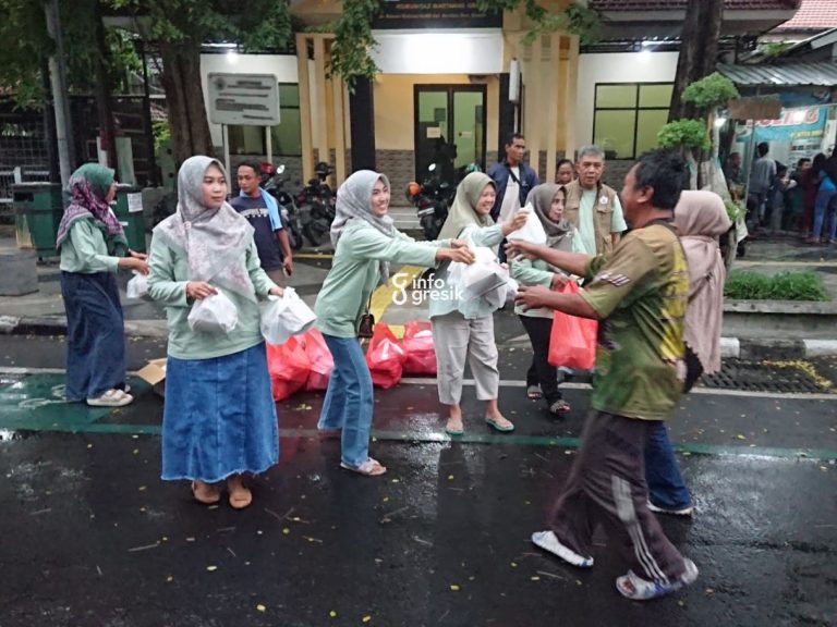 Ibu-ibu Komunitas Wartawan Gresik saat memberikan takjil di Bandar Grissee. (Foto: Ist/Infogresik)