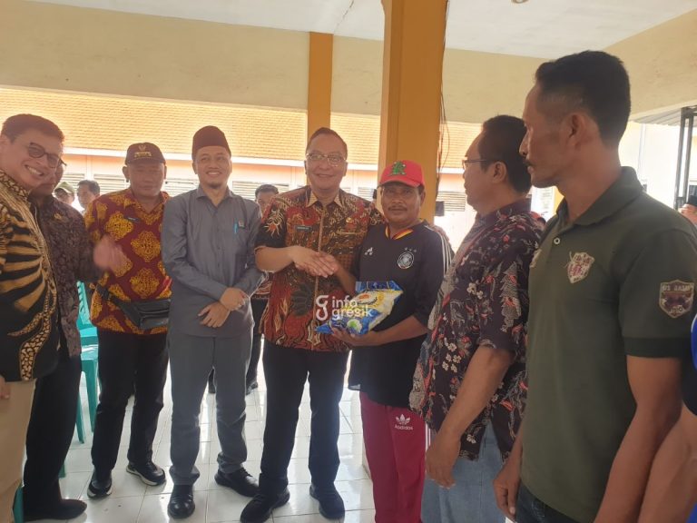 Wabup Gresik dr. Asluchul Alif didampingi Anggota DPRD Gresik Muhammad Kurdi, saat menyalurkan bantuan beras ke nelayan di Desa Banyuurip, Kecamatan Ujungpangkah. (Foto: Khanif Rosidin/Infogresik)