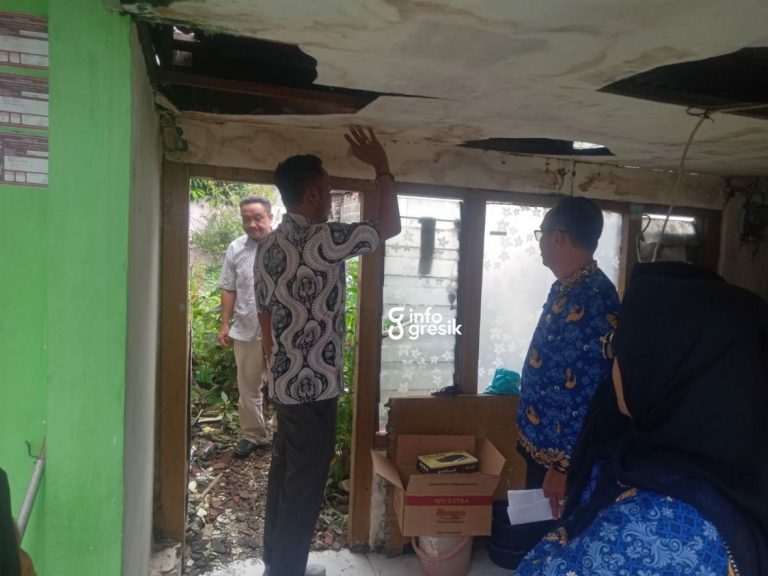 Sekretaris Fraksi Gerindra DPRD Gresik Muchamad Zaifudin bersama Anggota DPRD Gresik Danang Swantara saat mengecek kondisi kerusakan rumah Hartini di Kelurahan Kebomas. (Foto: Ist/Infogresik)