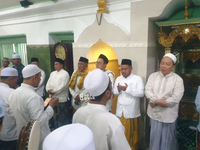 Bupati Gresik Fandi Akhmad Yani dan Wabup dr. Asluchul Alif beserta para ulama saat bersholawat pada Malam Selawe di Masjid Ainul Yaqin Sunan Giri. (Foto: Khanif Rosidin/Infogresik)