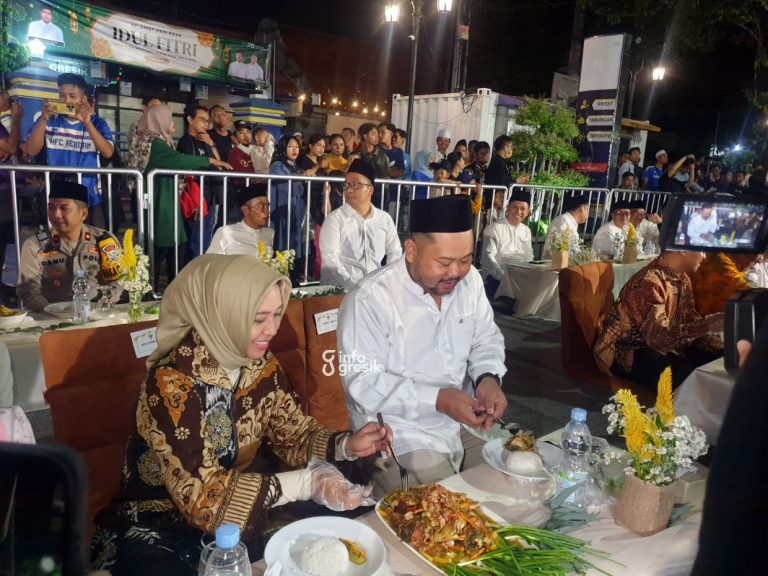 Digelar 3 Hari, Pasar Bandeng Gresik Diramaikan dengan Pembagian 3.000 Porsi Bandeng dan Kontes Bandeng Kawak Bupati Gresik Fandi Akhmad Yani didampingi Walikota Mojokerto Ika Puspitasari saat menyantap menu olahan ikan bandeng di Tradisi Pasar Bandeng. (Foto: Khanif Rosidin/Infogresik)