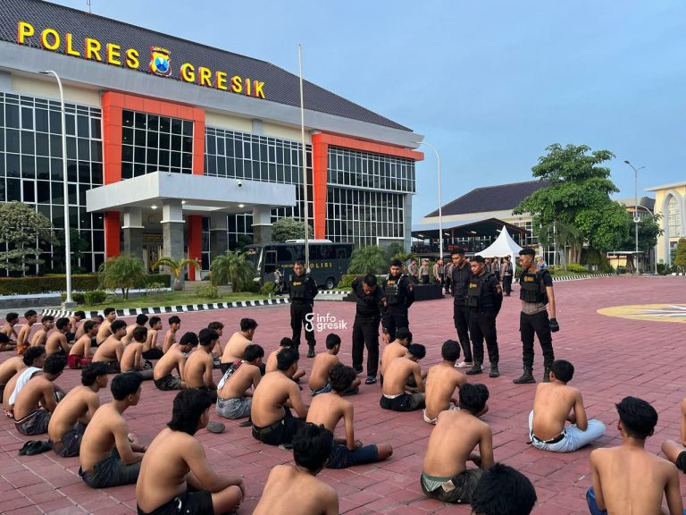 Tangkap 54 Pemuda yang Terlibat Balap Liar di Betoyo Manyar, Warga Apresiasi Kinerja Polisi Puluhan pemuda yang terjaring balap liar saat diamankan di Mapolres Gresik. (Foto: Ist/Infogresik)