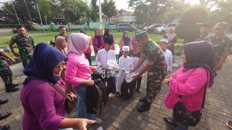 Suasana pembagian takjil dan santunan anak yatim di Koramil Manyar. (Foto: Ist/Infogresik)