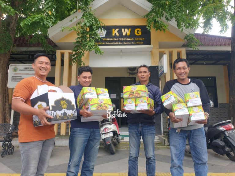 Pengusaha Minuman Tradisional M. Ismail Fahmi (kiri) saat menyerahkan bingkisan lebaran ke pengurus KWG di Balai Wartawan. (Foto: Khanif Rosidin/Infogresik)