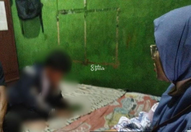 Anak SD Tertangkap Curi Motor, Wabup Gresik dr. Alif Pastikan Dinas KBPPPA dan Dinsos Lakukan Pendampingan Salah satu pelaku pencurian sepeda motor saat mendapatkan pendampingan dari tim KBPPPA Gresik. (Foto: Ist/Infogresik)