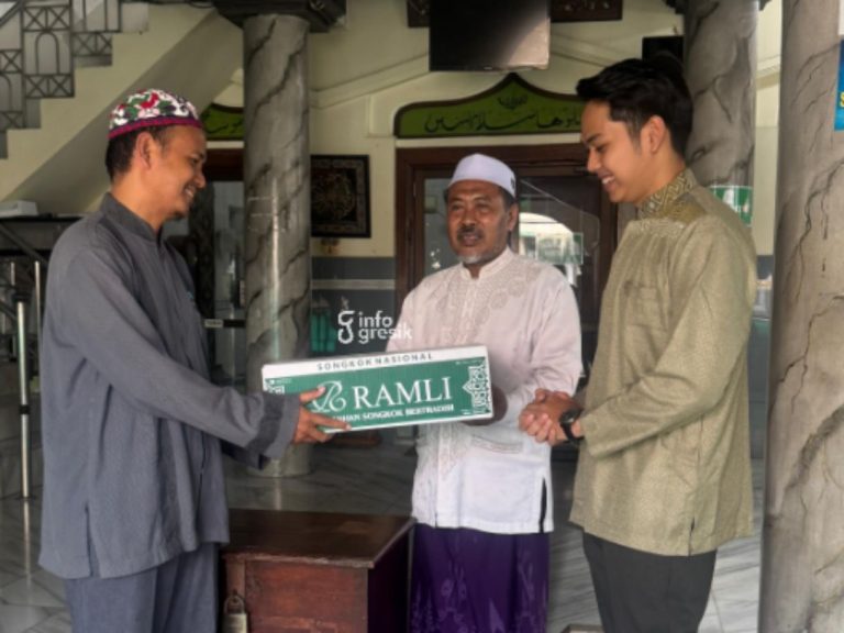 Infogresik dan Ramli Collection Bagikan Baju Koko, Songkok hingga Voucher Belanja Lebaran Gratis ke Warga dan Langgar  Tim Infogresik saat menyerahkan songkok Ramli ke pengurus Langgar Sawo di Kelurahan Kemuteran Gresik. (Foto: Khanif Rosidin/Infogresik)