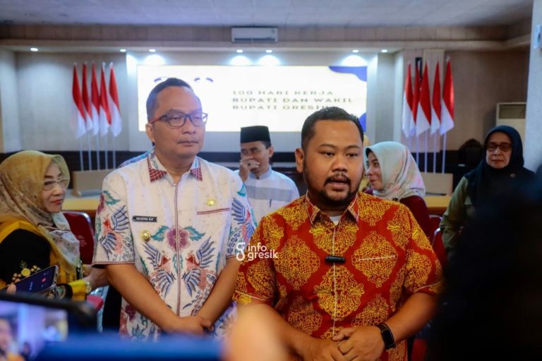 100 Hari Kerja, Bupati dan Wabup Gresik Tuntaskan Perbaikan Jalan Rusak Sepanjang 17 Kilometer  Bupati Gresik Fandi Akhmad Yani dan Wabup dr. Alsluchul Alif saat memaparkan program 100 hari kerja. (Foto: Ist/Infogresik)