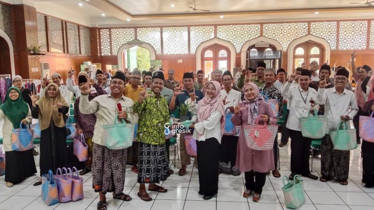 Kepala DLH Gresik Sri Subaidah bersama Ketua PD DMI Gresik Zainal Abidin dan pengurus, menunjukkan tas guna ulang sebagai bentuk pelaksanaan program Ramadan Minim Sampah. (Foto: Ist/Infogresik)