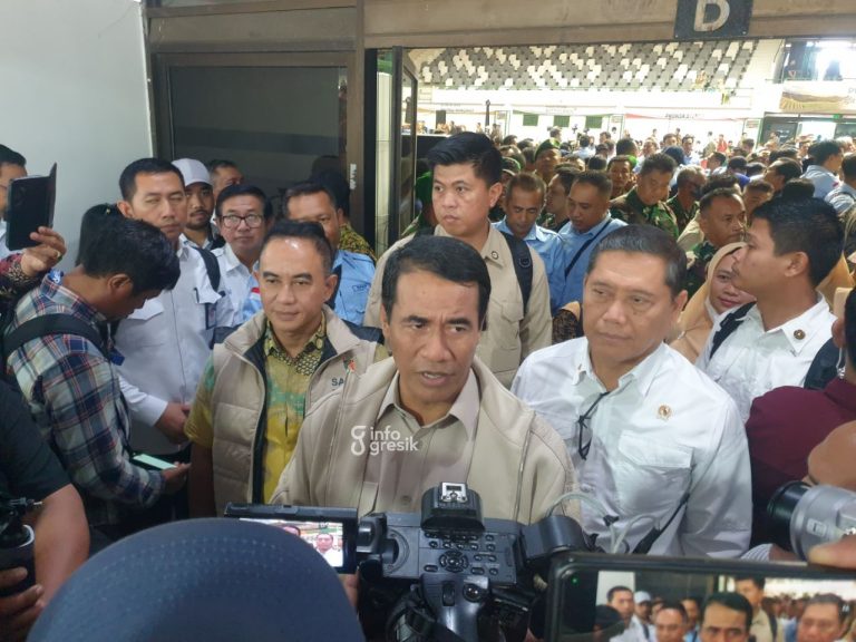 Mentan Amran Sulaiman saat memberikan keterangan usai bertemu PPL se-Jatim di GOR Tri Dharma Petrokimia Gresik. (Foto: Khanif Rosidin/Infogresik)
