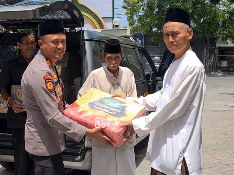 Kapolsek Sidayu AKP Khairul Alam saat menyerahkan kurma kepada Gus Amrullah, perwakilan Masjid Besar Kanjeng Sepuh. (Foto: Ist/Infogresik)
