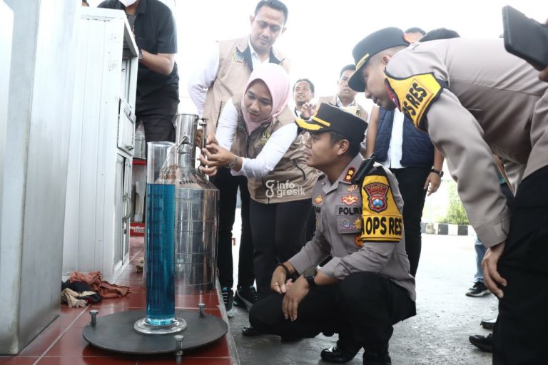 Kapolres Gresik AKBP Rovan Richard Mahenu dan Penera Ahli Pertama Sekar Bias Tri Cahyani saat mengecek kualitas bbm di salah satu SPBU. (Foto: Ist/Infogresik)