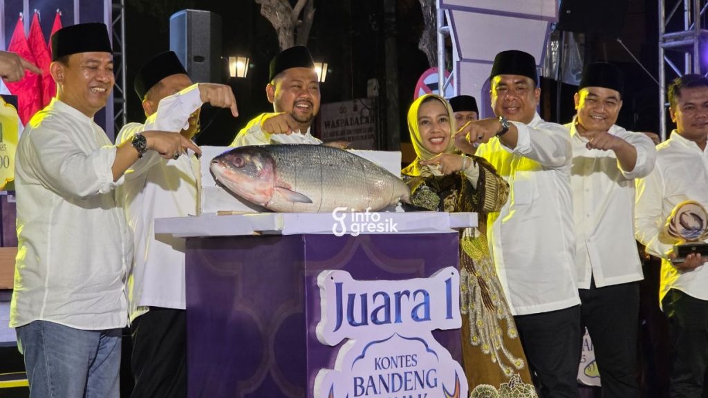 Bupati Gresik Fandi Akhmad Yani menunjukkan Bandeng Kawak yang jadi Juara 1. (Foto: Irwan/Infogresik)