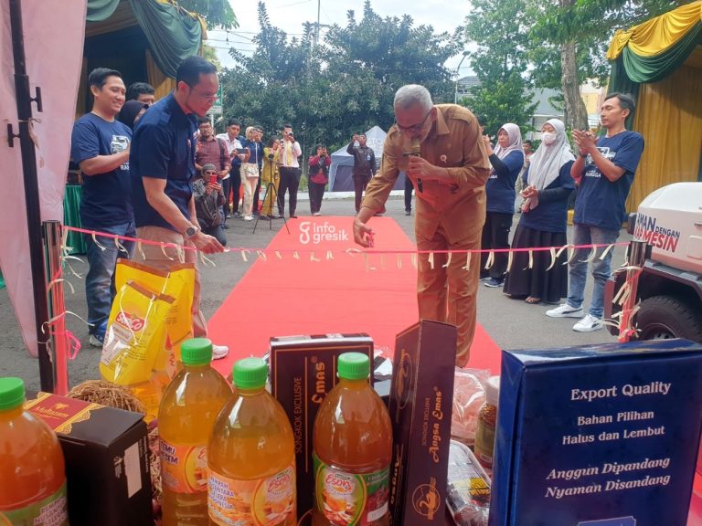 Kadiskoperindag Gresik Darmawan didampingi Sales Manager Arina Toyota Gresik Andika saat membuka Ramadan Bazar Rangga UMKM di Gressmall. (Foto: Khanif Rosidin/Infogresik)