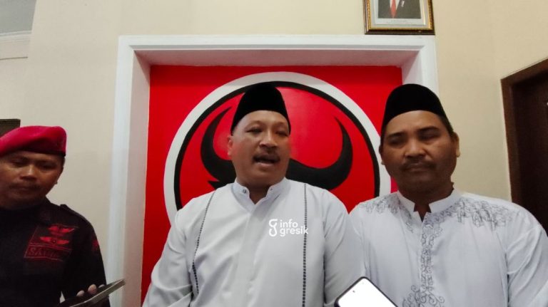 Ketua DPC PDI Perjuangan Gresik Mujid Riduan didampingi Sekjen Noto Utomo saat memberikan keterangan pers. (Foto: Ist/Infogresik)