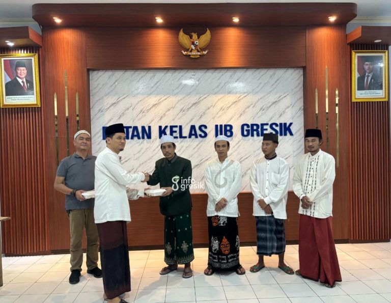 Pernyerahan makan sahur oleh perwakilan Pengurus Ponpes Al-Muniroh sekaligus Anggota DPRD Gresik Muhammad Kurdi di Rutan Kelas II B Gresik. (Foto: Ist/Infogresik)