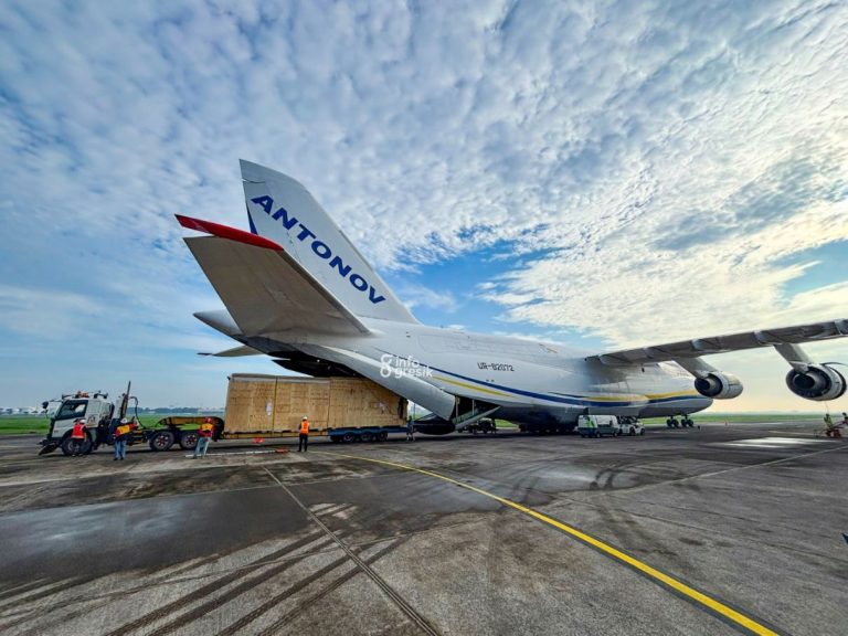Pengangkutan critical restart material Smelter PTFI ke dalam pesawat Antonov, Frankfurt. (Foto: Ist/Infogresik)