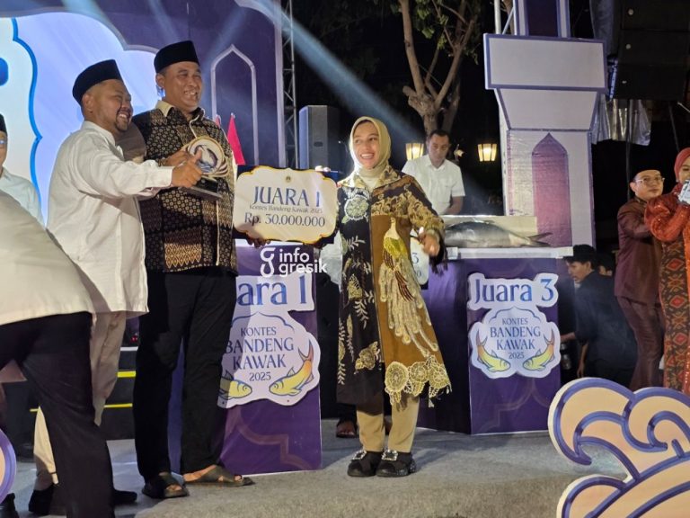 Bupati Gresik Fandi Akhmad Yani saat menyerahkan hadiah juara 1 ke Kades Pangkahwetan Syaifullah Mahdi. (Foto: Irwan/Infogresik)