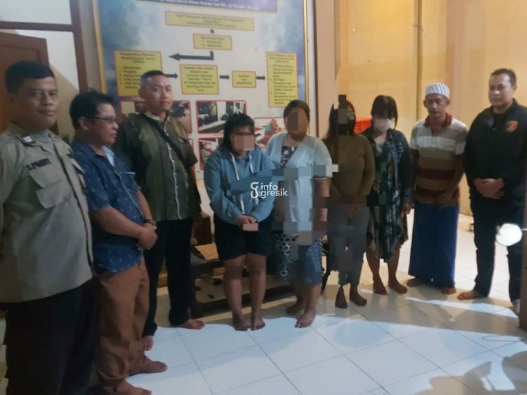 Dapat Info dari Warga, Polsek Duduksampeyan Bongkar Prostitusi Online saat Ramadan Suasana 4 perempuan yang menjajakan diri saat diamankan di Mapolsek Duduksampeyan. (Foto: Ist/Infogresik)